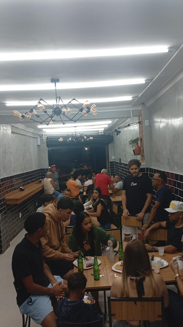 Clientes reunidos no Espetinho da Vila